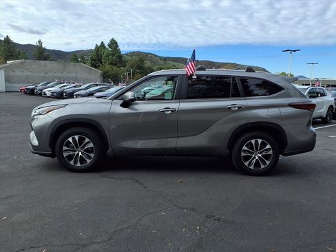 Certified 2025 Toyota Highlander XLE image 3