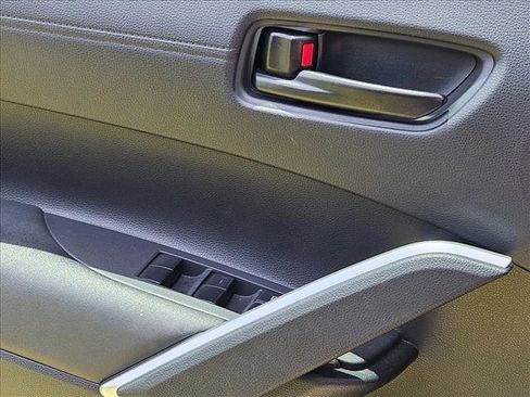 Used 2023 Toyota Corolla Cross LE w/ Moonroof Package FWD image 5