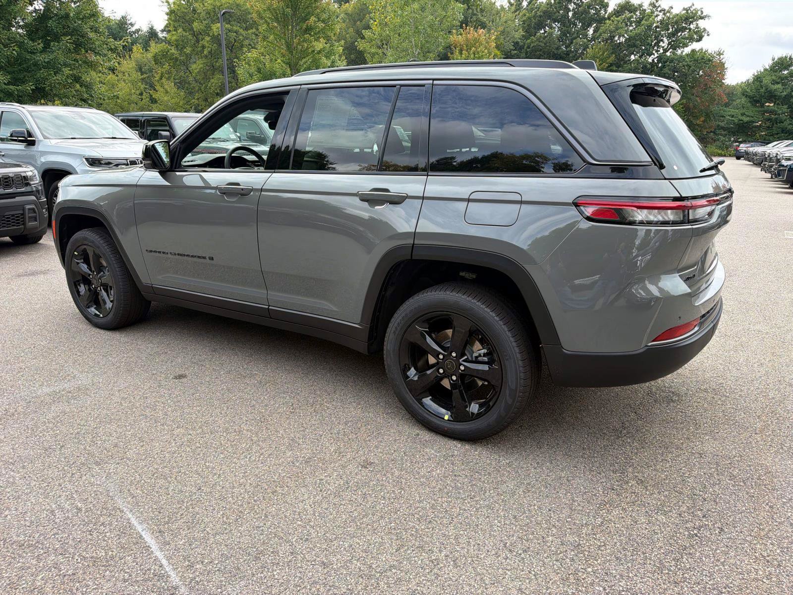 New 2027 Jeep Grand Cherokee Limited AWD/4WD image 3