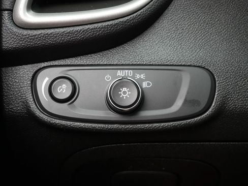 Used 2020 Chevrolet Trax LT FWD image 36