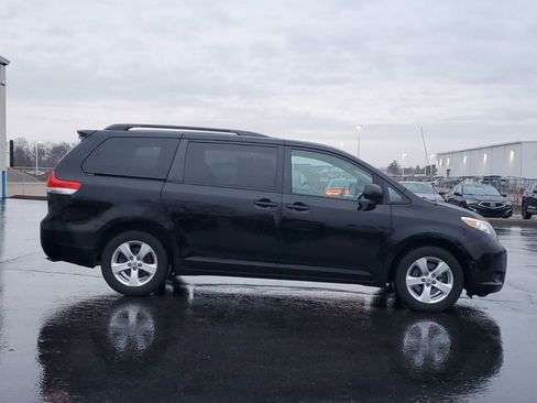 Used 2011 Toyota Sienna LE image 8