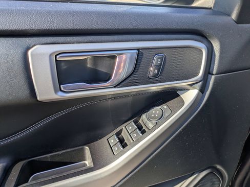 Used 2022 Ford Explorer XLT AWD/4WD image 16