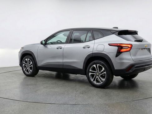 Used 2025 Chevrolet Trax LT w/ LT Convenience Package image 6