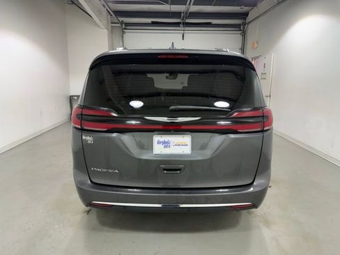 Used 2022 Chrysler Pacifica Touring-L FWD image 6