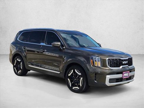 Used 2024 Kia Telluride EX w/ EX Captain's Chair Package FWD image 3