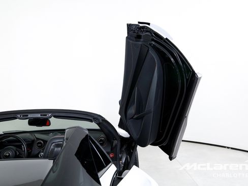 Used 2022 McLaren 765LT image 17