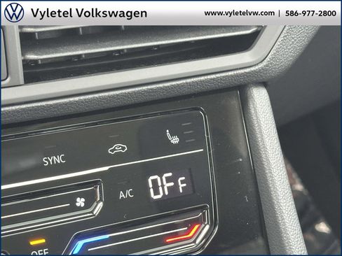 Certified 2025 Volkswagen Jetta SE w/ Sunroof Package image 27