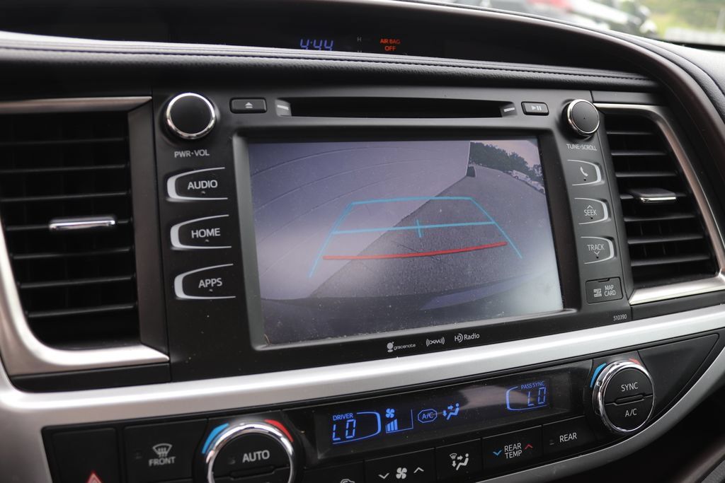Used 2019 Toyota Highlander XLE AWD/4WD image 32