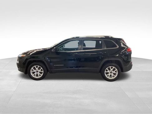 Used 2018 Jeep Cherokee Latitude Plus w/ Cold Weather Group AWD/4WD image 2