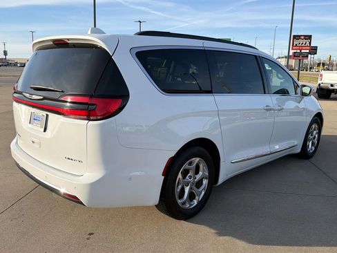 Used 2022 Chrysler Pacifica Limited image 19