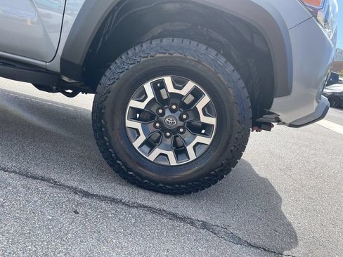 Used 2019 Toyota Tacoma TRD Off-Road AWD/4WD image 11