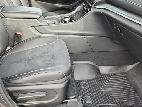 Used 2025 Jeep Grand Cherokee L Altitude image 14