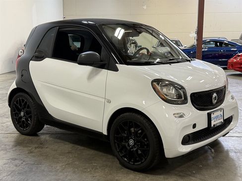 Used 2017 smart fortwo pure RWD image 10