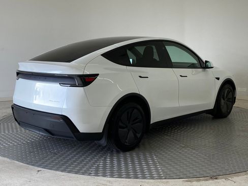 Used 2026 Tesla Model Y AWD image 9