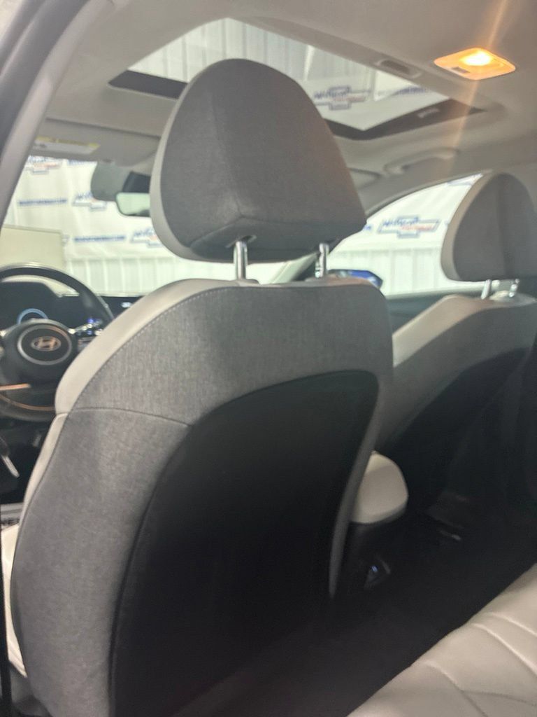 Used 2025 Hyundai Elantra Limited FWD image 25
