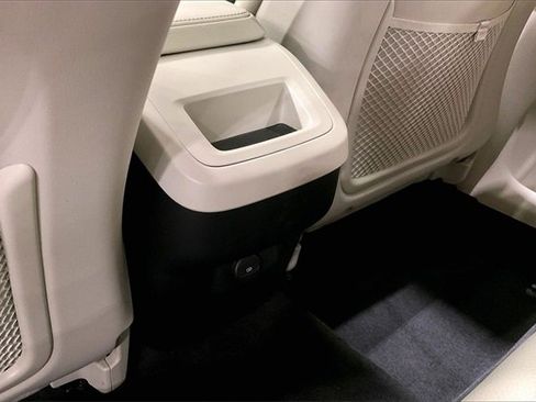 Certified 2022 Volvo XC60 B5 Momentum w/ Climate Package image 34