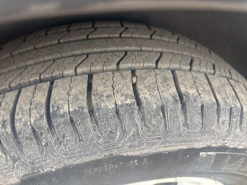 Used 2018 Chrysler Pacifica Touring-L image 8