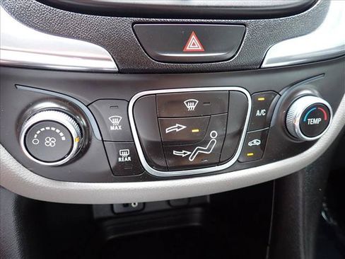 Used 2018 Chevrolet Equinox LS FWD image 17