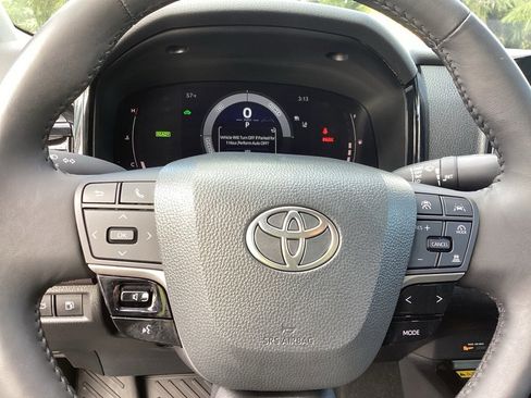 Used 2025 Toyota Camry LE w/ Convenience Package image 17