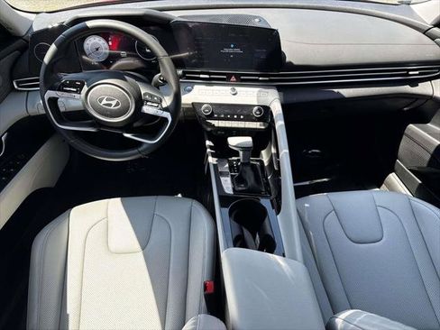 Certified 2025 Hyundai Elantra Limited FWD image 12