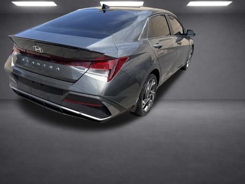 Used 2025 Hyundai Elantra Sport FWD image 18