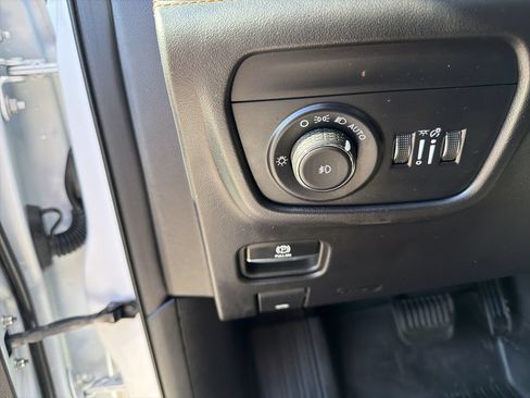 Used 2025 Jeep Grand Cherokee Summit AWD/4WD image 28