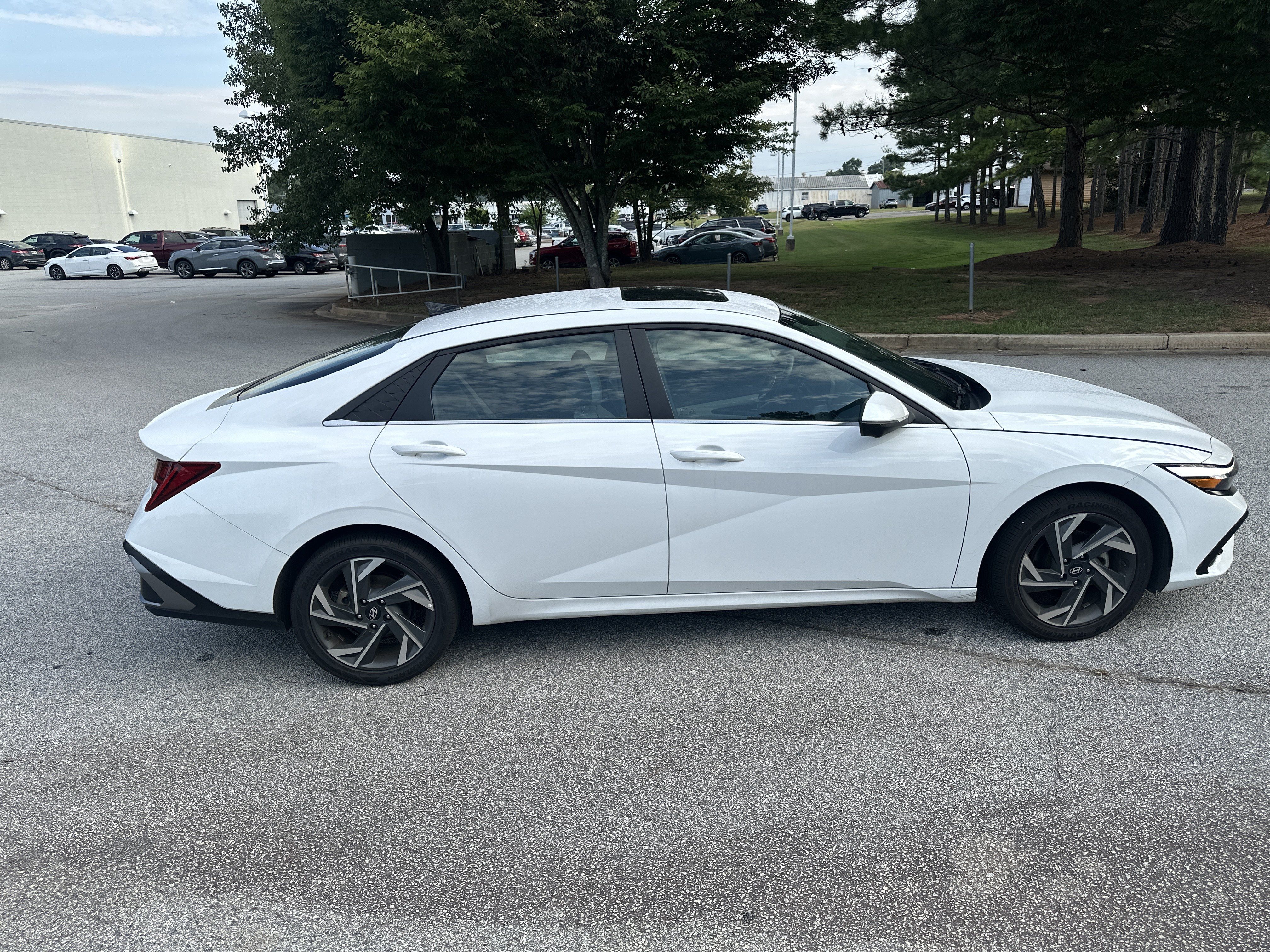 Used 2024 Hyundai Elantra Limited FWD image 4
