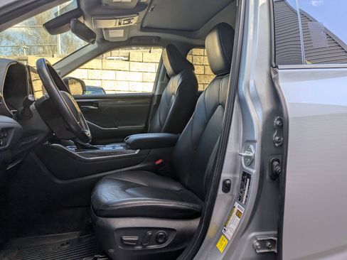 Used 2023 Toyota Highlander Limited image 14