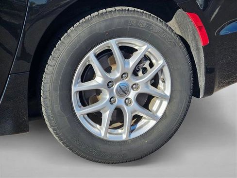 Used 2023 Chrysler Pacifica Touring-L image 21