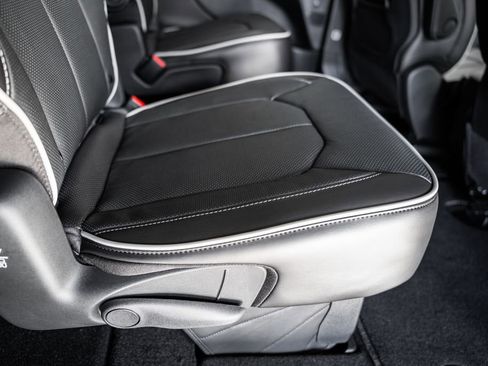 New 2026 Chrysler Pacifica Limited image 30