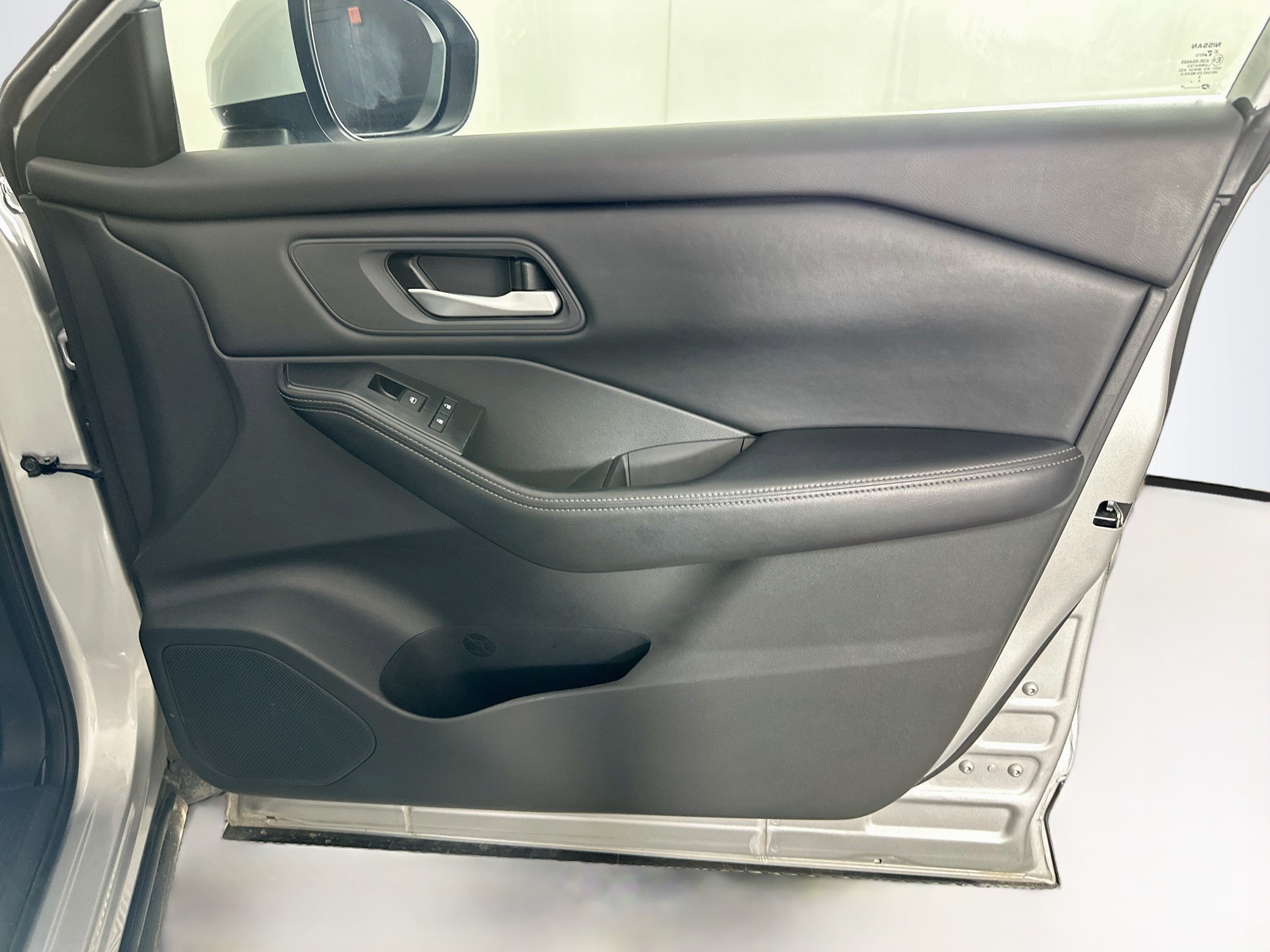 Used 2025 Nissan Rogue SV FWD image 31