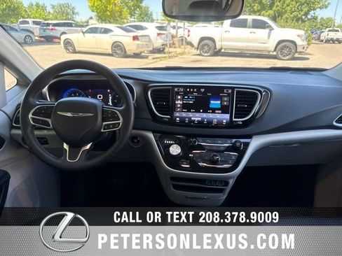 Used 2023 Chrysler Pacifica Touring-L FWD image 14