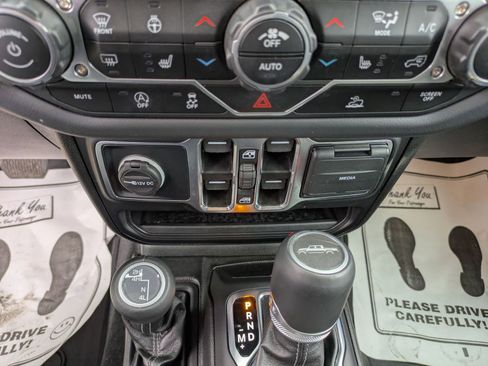 Used 2025 Jeep Gladiator Sport image 19