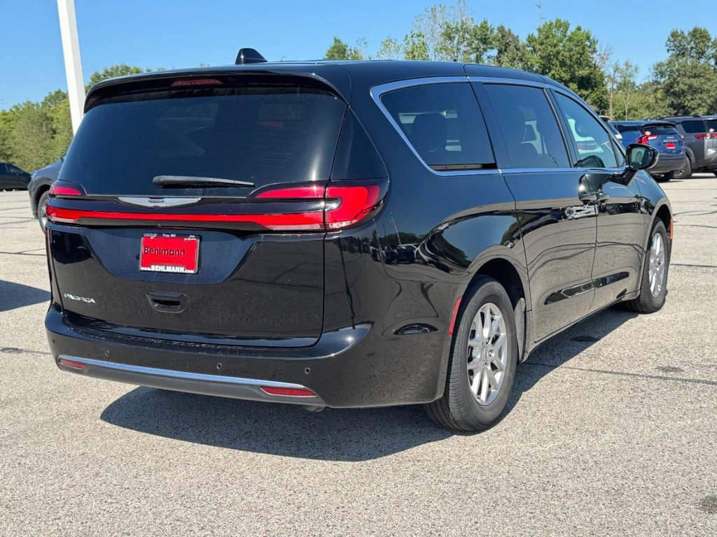 Used 2025 Chrysler Pacifica Select FWD image 4