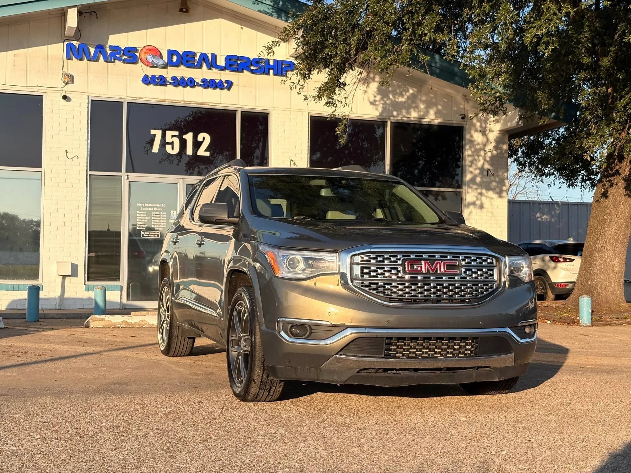 Used 2018 GMC Acadia Denali w/ Technology Package FWD image 1