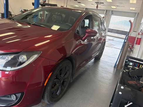 Used 2020 Chrysler Pacifica Limited w/ Advanced Safetytec Group FWD image 4