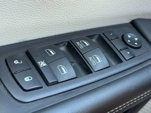 Used 2024 Chrysler Pacifica Touring-L FWD image 25