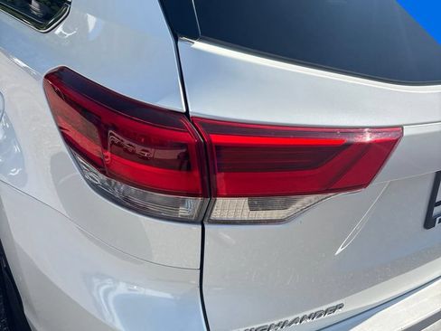 Used 2017 Toyota Highlander XLE AWD/4WD image 9