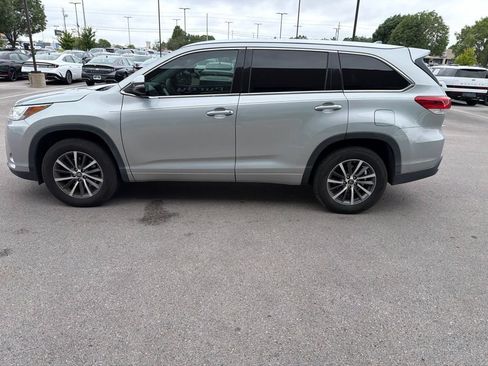 Used 2017 Toyota Highlander XLE FWD image 12