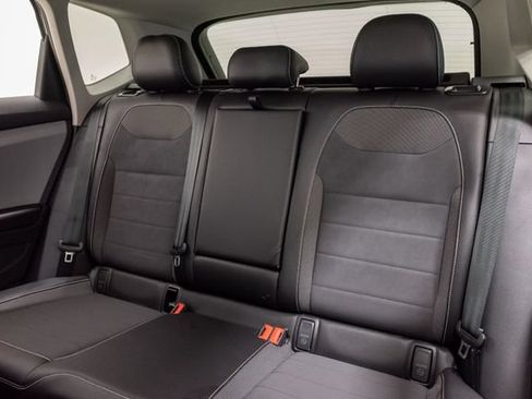 Used 2023 Volkswagen Taos SE w/ Panoramic Sunroof Package FWD image 22