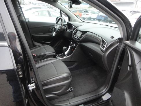 Used 2019 Chevrolet Trax LT w/ LT Convenience Package AWD/4WD image 12