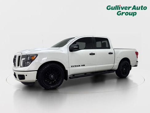 Used 2018 Nissan Titan SV w/ SV Convenience Package RWD image 2