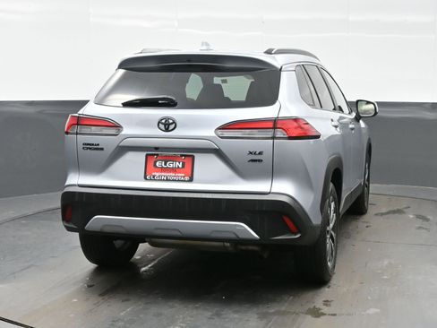 Used 2022 Toyota Corolla Cross XLE image 5