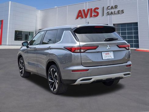 Used 2024 Mitsubishi Outlander SE image 3