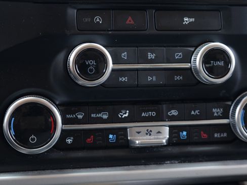 Used 2024 Ford Expedition XLT RWD image 8