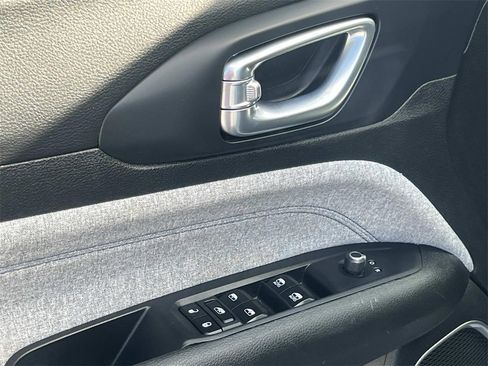 Used 2024 Jeep Compass Latitude image 12