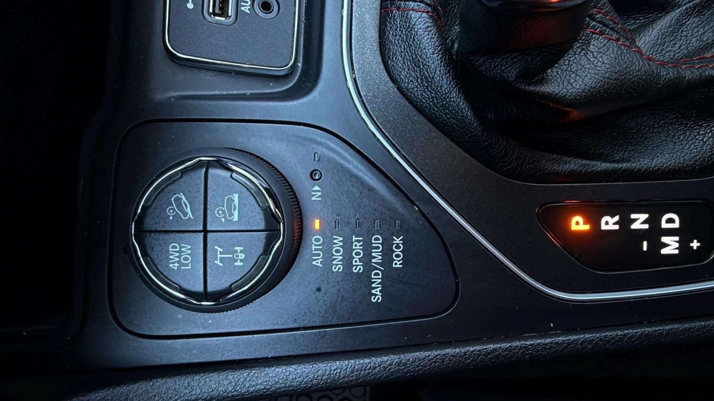 Used 2019 Jeep Cherokee Trailhawk AWD/4WD image 15