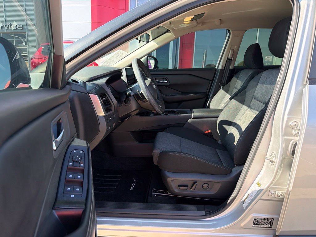 Used 2025 Nissan Rogue SV FWD image 12