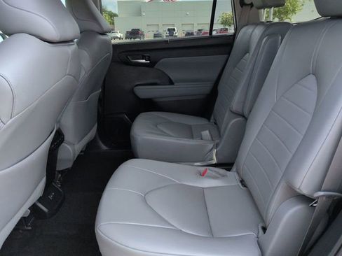 Used 2023 Toyota Highlander XLE FWD image 14