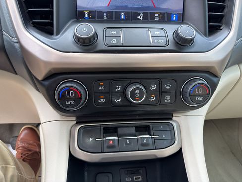Used 2023 GMC Acadia Denali w/ Denali Ultimate Package FWD image 31